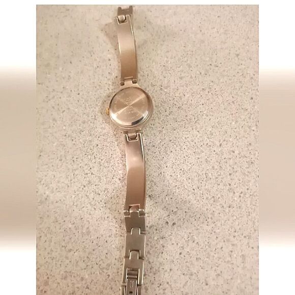 LA Express Women's Silver Tone/Goldtone Bracelet Bezel Watch. Water Resistant - Picture 3 of 4